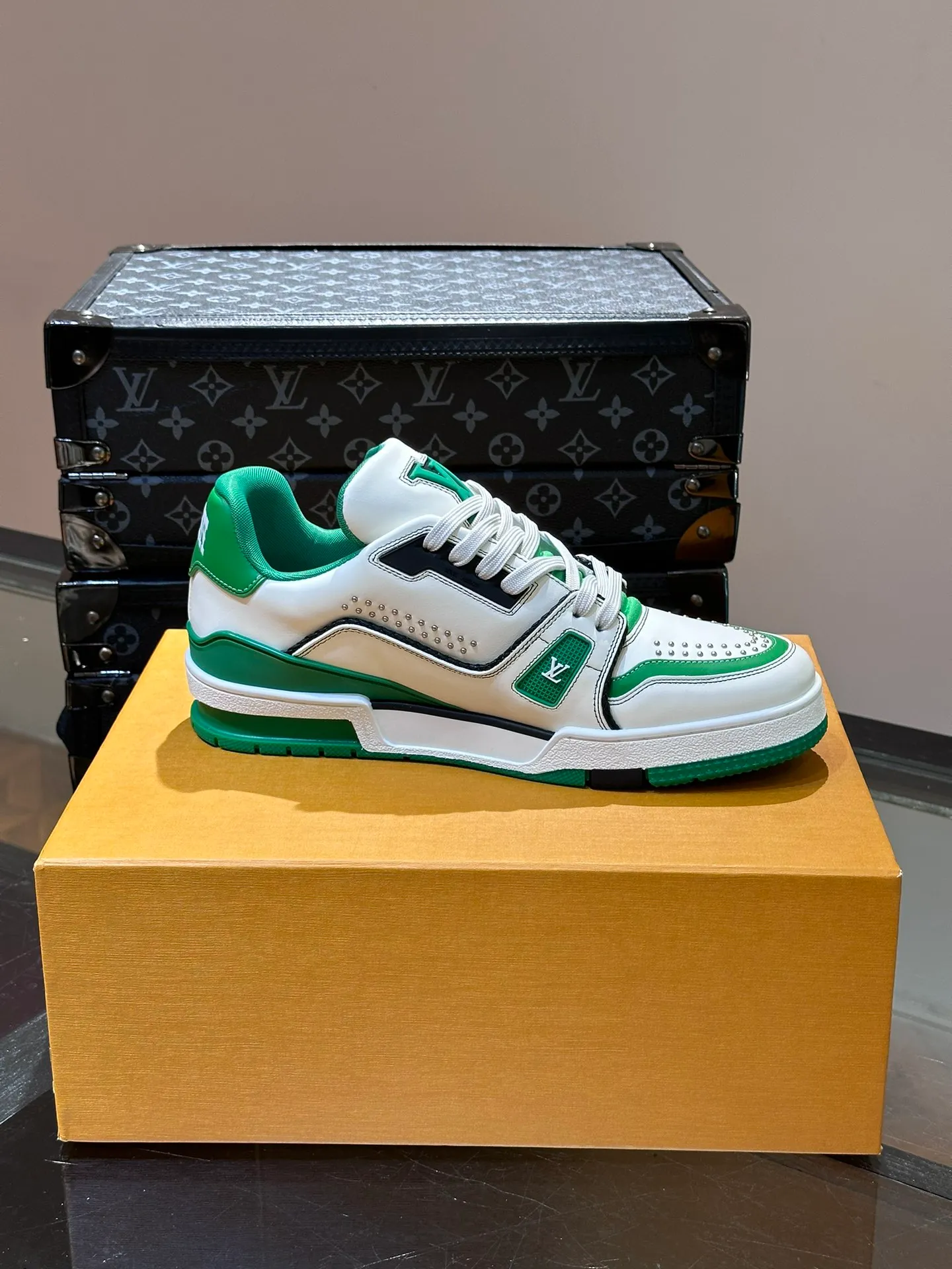 LV P840 men's sneakers, new colors, this LV Trainer sneaker is made of grained calf leather in colorful tones, with rivet decoration on the upper and handwritten Louis Vuitton logo on the side, which contrasts with the western-style Vuitton logo on the rear. The original construction was designed by Virgil Abloh and is inspired by vintage basketball shoes. Continuing the complex upper, the rubber-injected rubber outsole continues the iconic elements, with LV letters on the tongue and sides, Vuitton logo on the rear, Monogram flowers on the outsole, handwritten Louis Vuitton logo on the side, and standard insoles to continue the comfort experience. Comes with original box and complete packaging. Size: 38-46.